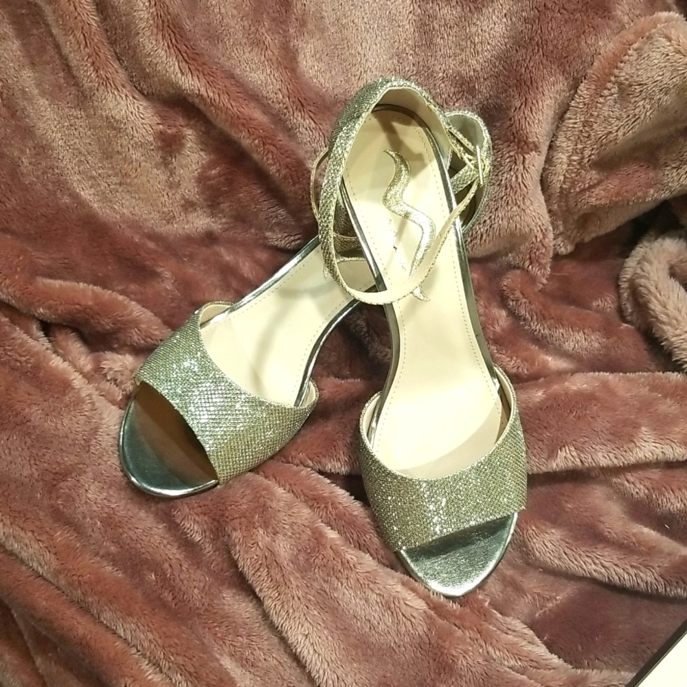 Gold strap open toe heeled shoe, size 10M, Mina
